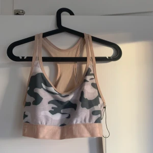 sport BH - sport bh från lager 157 i strl L, skulle säga att den passar även M/S. Aldrig använd och har därför kvar pris lapp. Köparen väljer själv frakt metod.