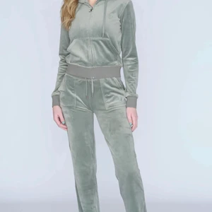 JUICY COUTURE - Säljer nu mina supersköna mjukisbyxor från juicy couture i färgen chinois green. Dom är sparsamt använda så de finns inga fläckar eller hål mm.  Dom har storlek M och passar perfekt i längden på mig som är 178.  Säljer för 900 eller högsta bud❤️ 