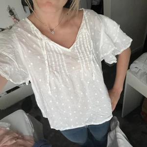Vit blus - Super fin vit blus! Inga defekter alls. Står ej storlek på men skulle säga xs/s😊❤️