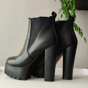 Public desire platform boots  - Klack höjd 13cm platform 4,5cm Något smal passform, bekväma och stabila att gå i. Sparsamt använda. 