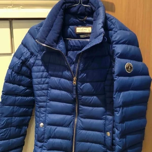 Abercrombie jacka  - Blå abercombie jacka i klarblå färg. Fint skick! Passar xs/s, 34. Säljes för 400kr. 