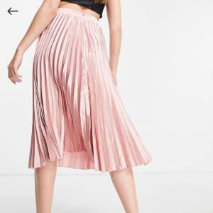 En jättefin och elegant rosa midi kjol som är helt ny och oanvänt som passar bra till storlek 36 och storlek 8  🌸