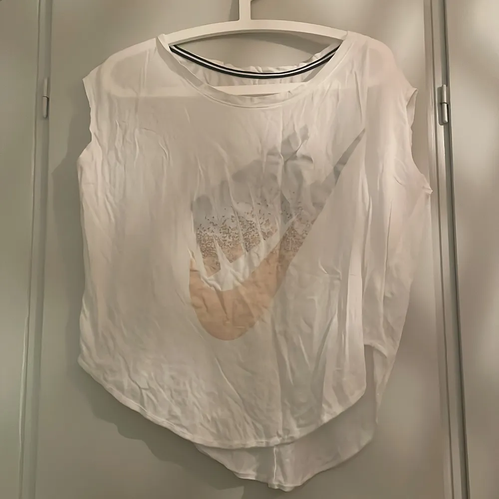 Köpt i Nike-butik. Använd fåtal gånger, bra skick och helt fläckfri. Kan mötas upp i Stockholm 🌸. T-shirts.