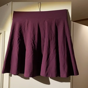 3 pack kjolar  - 3 pack med skaterkjolar: vinröd, grå och svart.  Den svarta kjolen från BikBok och resten från H&M 