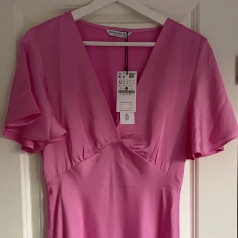 Superfin oanvänd rosa volang klänning från stradivarius med prislappen på! Köpt på ASOS för drygt en månad sen. Storlek M men väldigt liten i storleken, passar mig som vanligtvis är en XS-S! Tveka inte på att höra av er! 💘💘. Klänningar.
