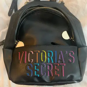 🌈 En superfin liten väska från Victoria``` s secret. Helt ny och aldrig använt❤️🧡💚💙💜💛 