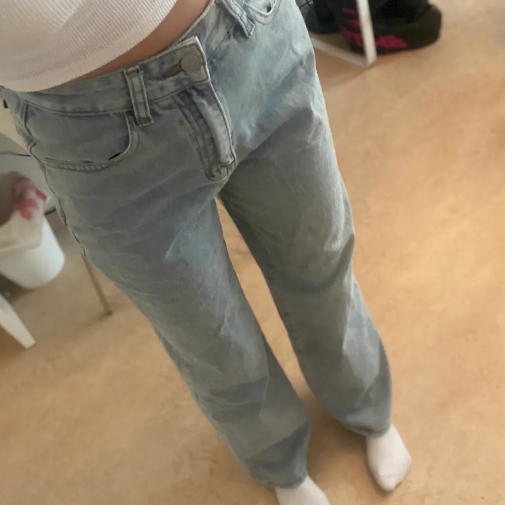 Dessa jeans är blåare i verkligheten. Aldrig använt då jag tycker dom är för stora och för vida för mig.. men passar i längden jag är 164 cm lång. Ordinarie pris är 219 kr. Du står för frakten.. Jeans & Byxor.