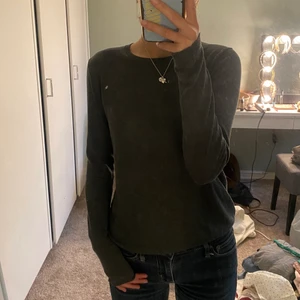 Grå långärmad  - Enkel grå långärmad tröja från Zara! Den är väldigt tunn och skön på sommaren till en kjol eller linnebyxor. Säljer då jag har två exakt likadana. (det vita märket är smuts på spegeln😇) Kan mötas upp i Stockholm eller så står köparen för frakt!