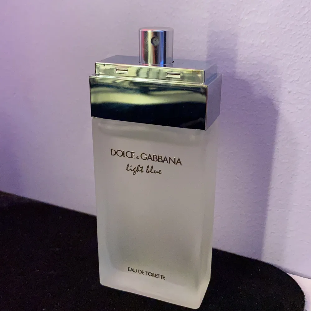 Säljer parfymen Dolce & Gabbana Light Blue Women EdT 50ml, endast testad några gånger. Säljes utan kartong och locket. . Övrigt.