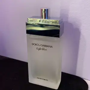 Säljer parfymen Dolce & Gabbana Light Blue Women EdT 50ml, endast testad några gånger. Säljes utan kartong och locket. 