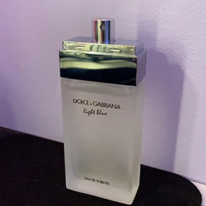 Dolce & Gabbana Light Blue  - Säljer parfymen Dolce & Gabbana Light Blue Women EdT 50ml, endast testad några gånger. Säljes utan kartong och locket. 