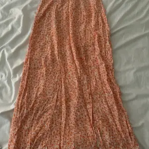 Superfin kjol med slits! Perfekt att ha på sommaren🌼 den finns inte längre kvar i orange men en liknande finns på nästa bild🤗 Storlek 34