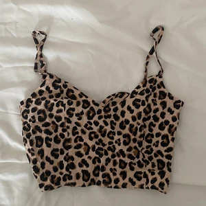 Linne - Säljer de här super gulliga korta fes-linnet då det inte används längre. Köpt från hm i storlek 34/xs och är i väldigt bra skick. Nypris ca 150kr. Jag säljer de för 90kr eftersom de är fortfarande i bra skick. Köparen står för frakt eller så kan vi mötas upp 💖