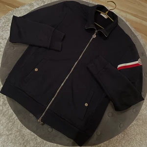 Moncler zip cardigan  - Säljer min fina Moncler cardigan som blivit för liten. Storlek M men sitter som S. Färgen är mörk blå, äkta o kvitto finns! Hör av er för fler frågor och kan gå ner i pris vid smidig affär!