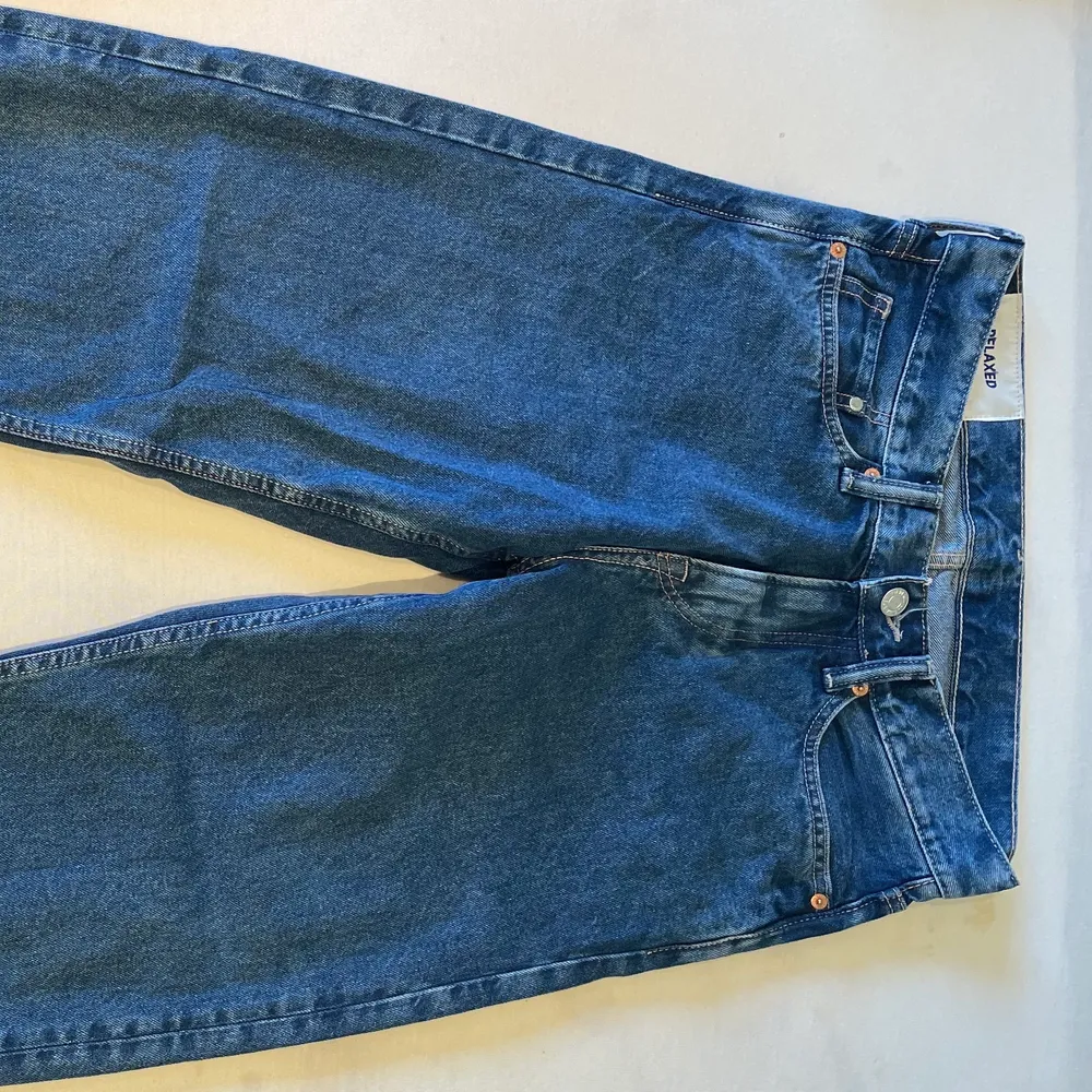 ett par mörkblå jeans från H&M som tyvärr inte passar mig längre. dem är köpta på herr avdelningen men passar alla. . Jeans & Byxor.