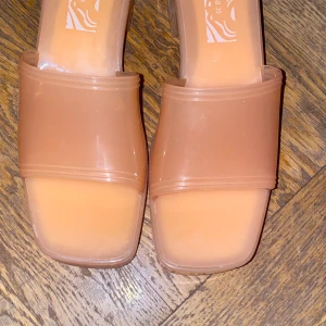 Låga klackar  - Riktigt snygga klackar från Bershka aldrig änvänt, en stor 39:a så skulle säga att det passar strl 40