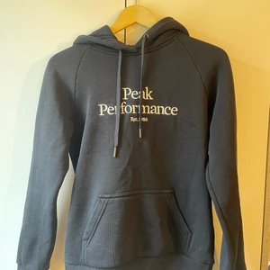 Peak performance  - Säljer min peak performance hoodie. Knappt använd. Storlek S. Nypris 1200kr mitt pris 200