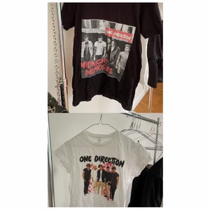One Direction T-shirt 2st  - Jättefina One direction t-shirts, köpta för länge sen så jag minns tyvärr inte affären. Jag säljer de i ett 2pack (går endast att köpa båda). Båda T-shirtsen kostar tillsammans 149kr. Ingen frakt! Jag säljer pga av rensning och vill bli av med de snabbt, så det är först till kvarn som gäller!!💕 Den vita är i storlek M, men är mindre i modellen, passar mig som är S/XS. Den svarta är i storlek S, men passar även XS och M! Skriv om du har frågor🥰
