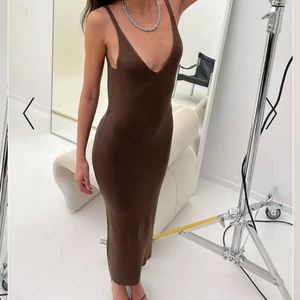 Ribbstickad brun klänning NA-KD - Superfin brun stickad klänning från NA-KD. Storlek S, passar mig som är S-M då den är väldigt stretchig. Bara använd en gång! Nypris 539kr. 