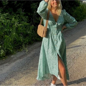 Sommarklänning - Säljer min fantastiska gröna sommarklänning då den är lite stor på mig💞