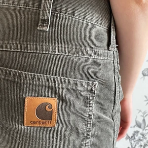 Carhartt byxor - Intressekoll på mina lågmidjade manchesterbyxor ifrån Carhartt! De är vintage, men i fint skick💕storlek 27x32