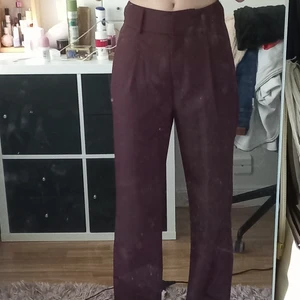 Bruna baggy kostymbyxor NA-KD - Mörk bruna/vinröda baggy kostymbyxor från NA-KD. Ej använda, mörs upp i sthlm💫