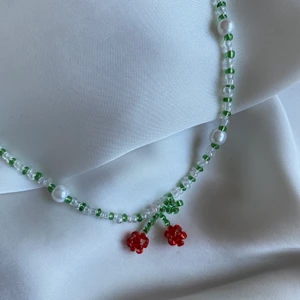 Pärlhalsband med körsbär  - Superfint pärlhalsband med körsbärsberlock! 🍒 både halsbandet och berlocken är handgjorda av oss! Frakt 13kr om du betalar med Swish 😊