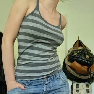 Radigt linne  - Jag säljer detta supersköna randliga linne från hm. Den är randig i grått och är verkligen skitsnyggt! Säljer dne där att det inte är min stil längre.✨️✨️✨️