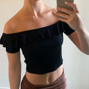 Zara topp  - Slutsåld Svart topp från zara. Använd 3 gånger och är i fint skick. Den är lite ribbad/räfflad i tyget men det syns inte på bilderna. Kontakta mig för fler bilder🥰🥰🙌🏼 