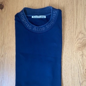 Acne Studios Flogho - En snygg Acne Studios Flogho t-shirt i mörkblå. Bra skick (7/10). Perfekt för sommaren.