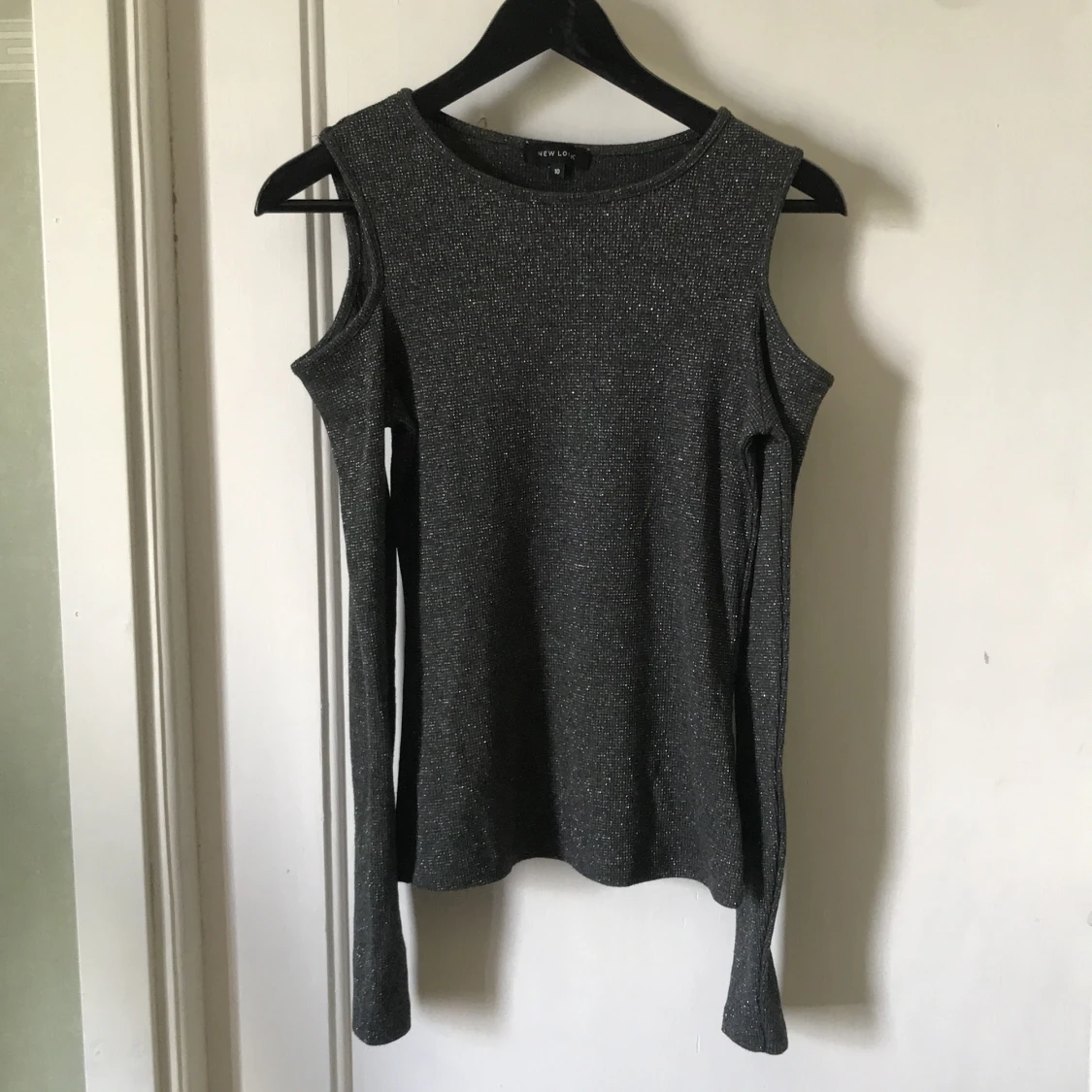 Långärmad glittrig tröja med öppna axlar