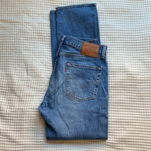 Levis jeans som jag inte använder längre och som jag har knappt använt. Bra kvalite men lie skrynkliga.