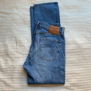 Levis jeans 501’ 93 W33 L32 - Levis jeans som jag inte använder längre och som jag har knappt använt. Bra kvalite men lie skrynkliga.