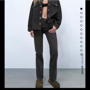 Zara jeans midrise straight - Säljer nu mina svarta/gråa trendiga jeans från zara! Om det är flera intresserade får ni buda🥰Pris kan diskuteras och köparen står för frakt!