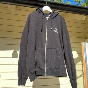 Sweet sktbs zipup hoodie - Väldigt bra skick, ända tråkiga är att metalldelen vid slutet av ena snöret (bild 3) har lossnat. Lär gå o fixa enkelt men inget jag själv pallat göra.  Kontakta privat vid intresse! 😁