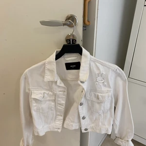 Vit jeans jacka - Kort vit jeans jacka använd ett par gånger men är i väldigt god skick! Den är i storlek xs 