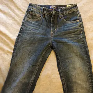 Säljer dessa super snygga low waist crocker jeans i storlek Xs-S, aldrig använda men köpta ett tag sedan och de är helt slutsålda i butik🤍