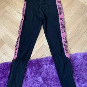 Victorias secret PINK - Leggings från Victorias secret PINK. Nyskick. Logo på sidan av benet och normalhöga i midjan. 