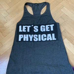 Linne - Träningslinne från Gina tricot. Använt men i fint skick. Brottarrygg bak och oversized modell, räcker mig som är 170 strax nedanför rumpan