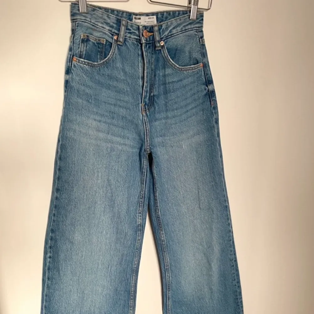 Snygga ljusblå jeans i modellen Wide leg från Bershka. Lite avklippta nedtill då de var långa på mig som är 171cm. Storlek 32 men sitter som stl. 34/XS. Har endast använts 5ggr. Frakt tillkommer men kan även mötas upp för överlämning i Stockholmsområdet. . Jeans & Byxor.