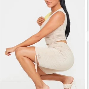 Linne och cykelbyxor set - Väldigt skönt material. Aldrig använt då jag bytt stil. Samma det som på bilden, färgen var bara annorlunda när den kom fram:(