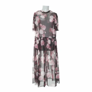 NA-KD meshklänning - Jättefin blommig meshklänning från NA-KD i fint skick, säljer då den bara hänger i garderoben hos mig. Kan även stylas snyggt med byxor.  85kr exkl. frakt. Skickas med Postnord💐