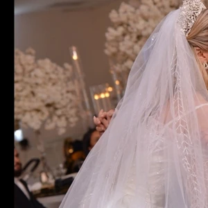 Bröllops klänning - Bröllops klänningen är i bra och tvättad skick ser alltså ut som ny. Ingår med krona (På bild) köptes separat + under korsett och under kjol och en lång slöja som är ungefär 2-3 m lång i samma mönster och modell som klänningen.  DM mig gärna vid frågor