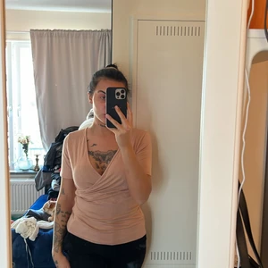 Omlott Topp - Köpt på New yorker, knappt använd. L i storlek men passar med mig S. 