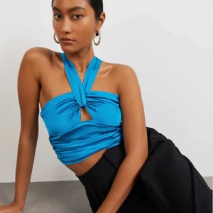 Satin top blue - Säljer min fina Satin topp färgen blå som jag köpt från Gintricot för 359 kr men säljer för 100 kronor, säljer pga ingen användnign utav den pga inte min typ av klädstil, använd två gånger sedan dess bara legat i gaderoben jätte skön material