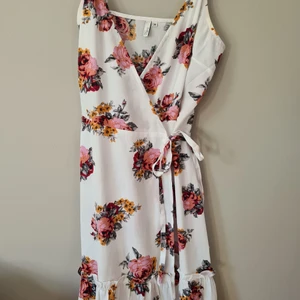 Blomih klänning med knyte i midjan - Klänning från nelly. Blommig med knyte i midjan💖💖