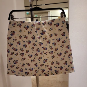 Zara kjol - Super fin zara kjol i storlek S, använd 1 gång så i helt nytt skick🧡 