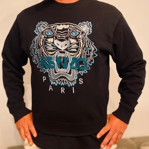 Kenzo Tröja  - Kenzo College stl. M Kan va den snyggaste färgen…Turkos !!! Sparsamt använd  Nypris: 2800:-