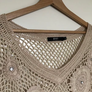 Virkad topp - Bohemisk långärmad virkad topp perfekt nu för sommaren! Faller snyggt på kroppen och pryds av ringar i tätare virkat material med diamanter i mitten.  Passar super som fintopp men är lika fin över en bikini. Är i använt men mycket fint skick⭐️⭐️