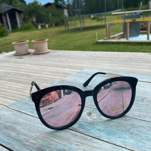 Solglasögon - Fina solglasögon som är i nyskick och helt oanvända, köparen står för frakten💗